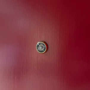 Buto durys LYDER, klasikinio dizaino, raudonos spalvos, vidinio varstymo