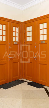 buto durys, su spyna, rudos medžio spalvos, su akute, dvigubos