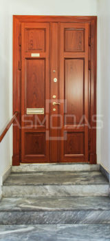 buto durys, su spyna, rudos medžio spalvos, kairinės, su akute, dvigubos