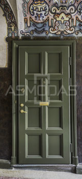 buto durys, su spyna, žalios medžio spalvos, su akute, su ornamentais