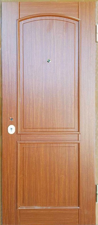 šarvuotos durys, su spyna, rudos medžio spalvos, dešininės, su ornamentais ir akute